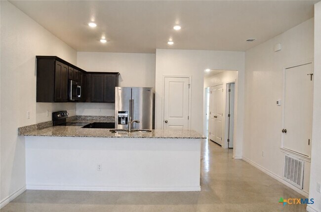 Building Photo - 1222 Lehmann Dr