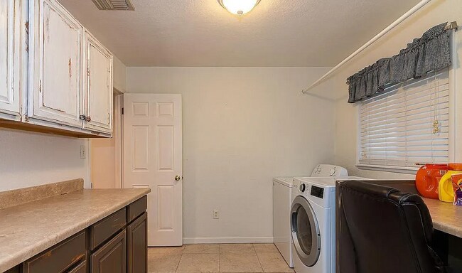 Building Photo - Available Now - Beautiful Ranch-Style Home...