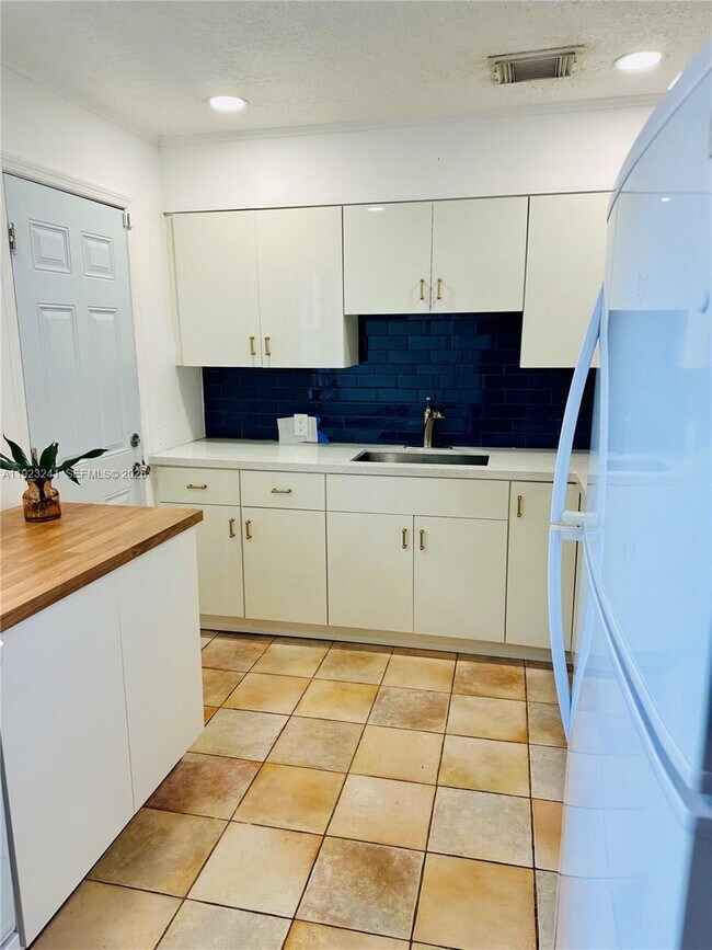 Building Photo - 3927 SW 64th Ave