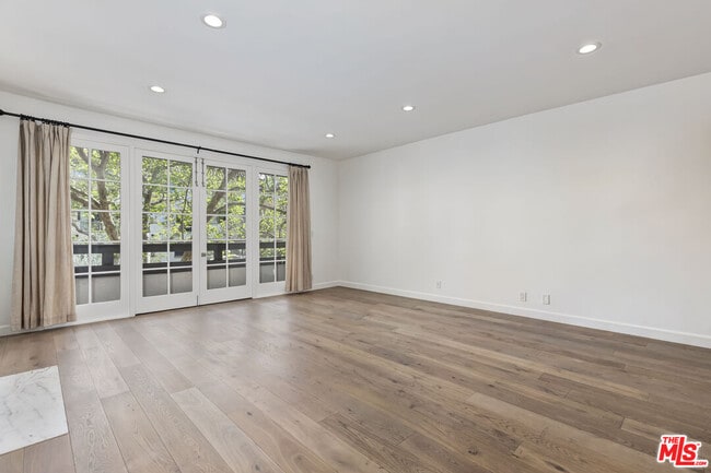 Building Photo - 133 S Oakhurst Dr