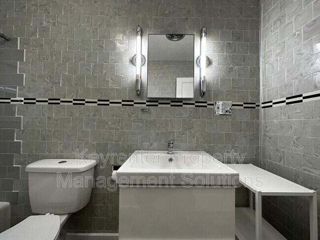 Building Photo - 128 Vedette Ave
