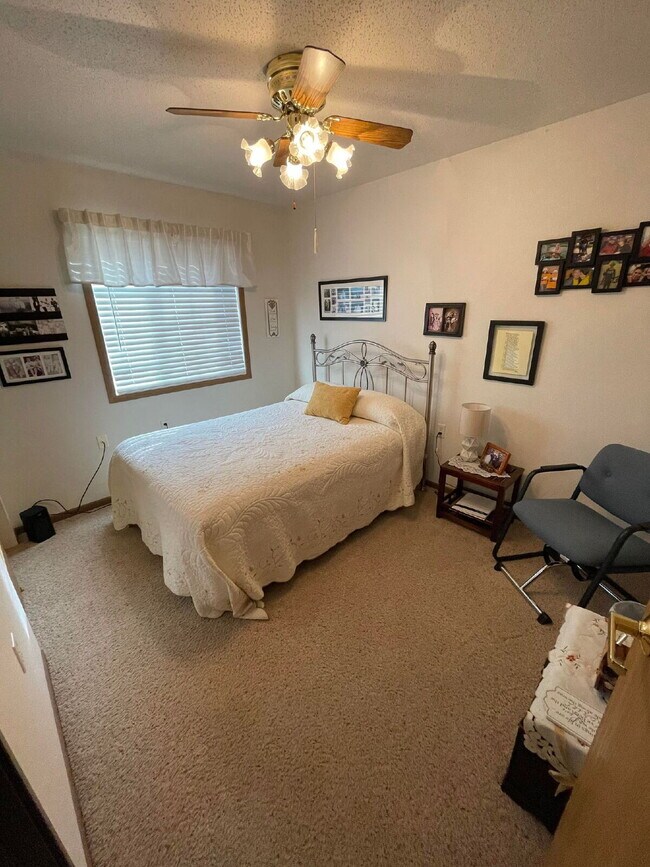Building Photo - APPLICATION PENDING -- Spacious, Pet-Frien...