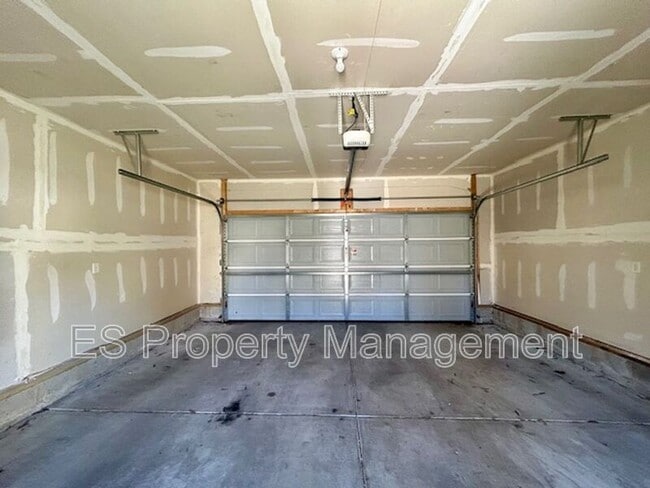 Building Photo - 838 N Temple Ave