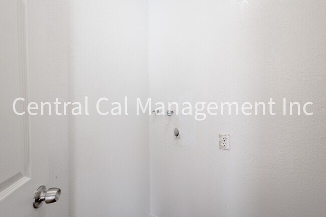 Building Photo - 4 Bedroom/2 Bath Home in Central Bakersfield - $2095 Per Month!