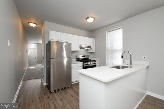 Building Photo - 3 Bed 1 Bath Renovated Townhouse