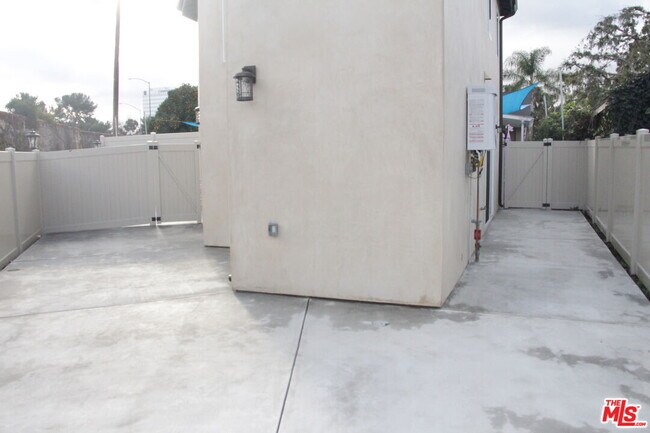 Building Photo - 15431 Huston St