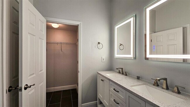 Building Photo - 608 S Matanzas Ave