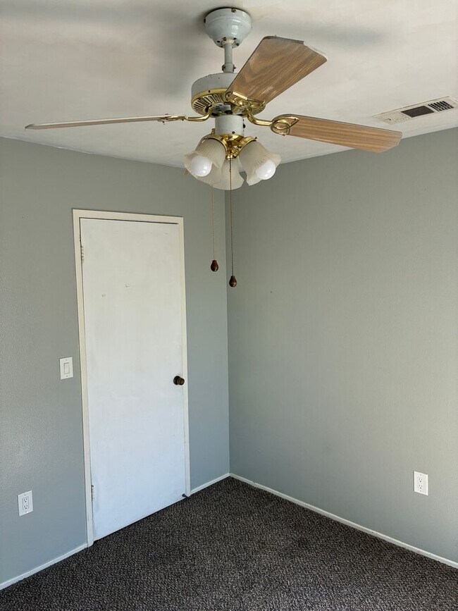 Building Photo - 3 Bedroom 2 Bath with Pool