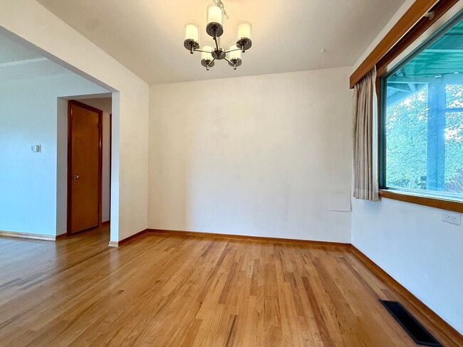 Building Photo - Cozy-Chic in Parkrose ~ Large Fenced Yard with Attached Garage & A/C~ Pets Welcome