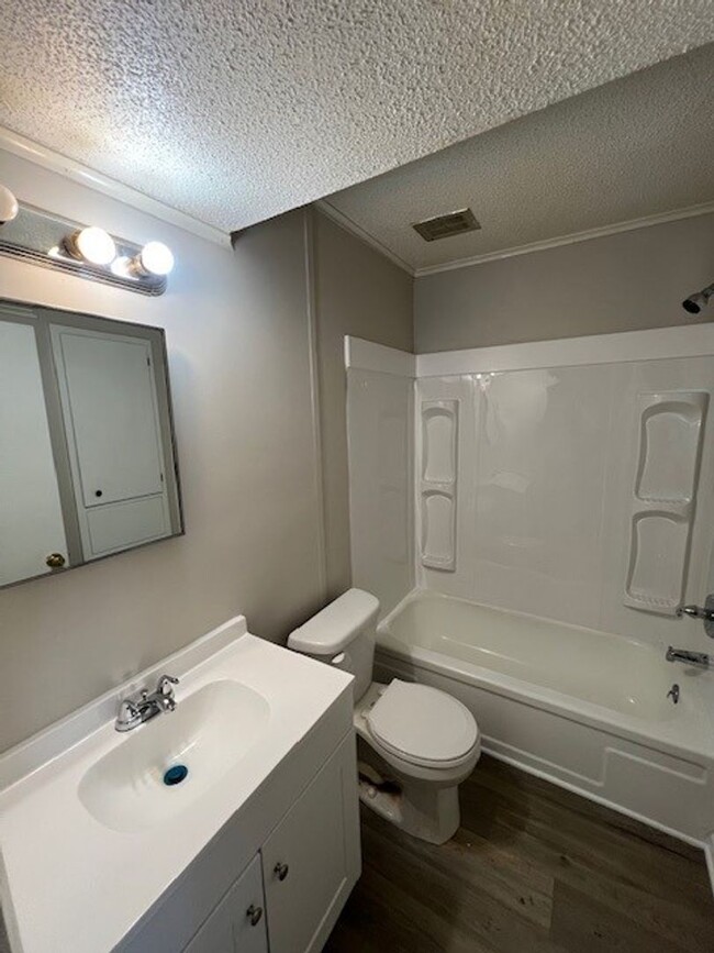 Building Photo - Newly Renovated 3B/1B Apartment Available ...