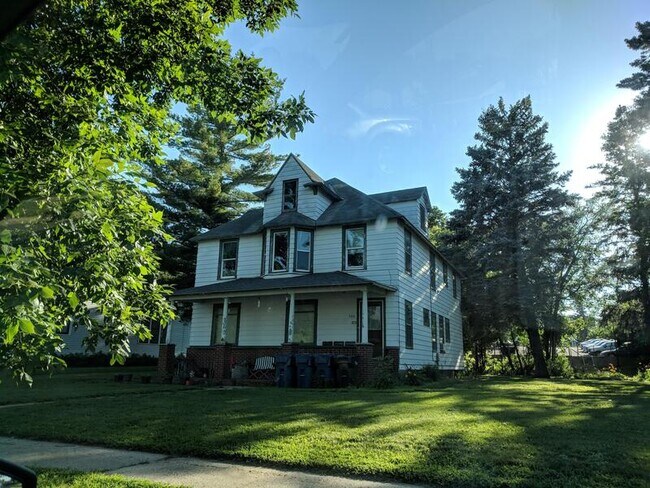 Building Photo - 506 S Mill St