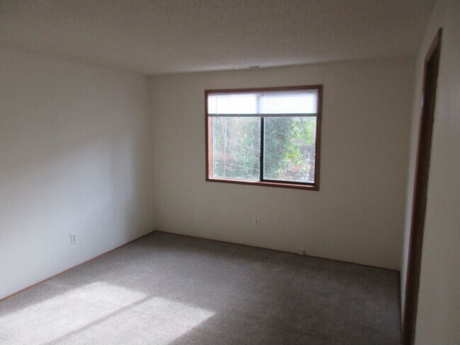 Building Photo - 1/2 Off 1st Month's Rent - Two Bedroom w/ Garage