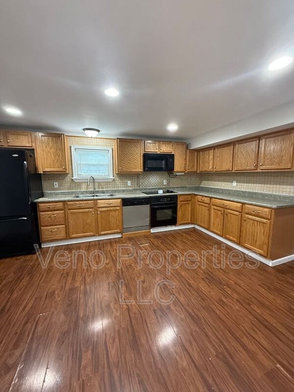 Building Photo - 5 Lansing Rd