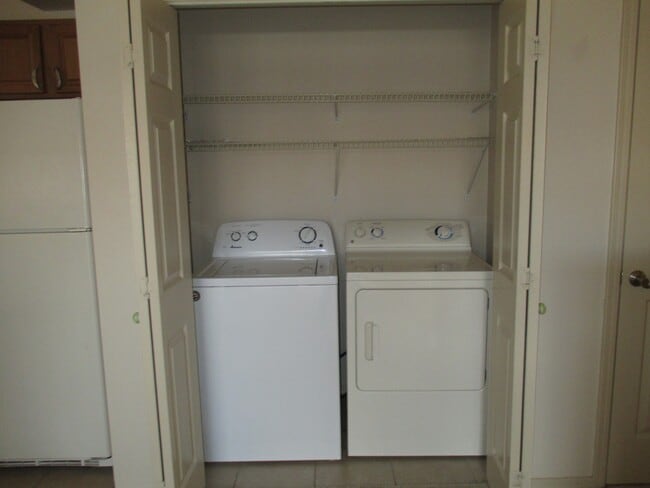 Building Photo - 1 Bedroom, 1 Bath with a Single Car Garage