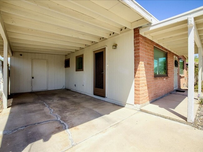 Building Photo - 3 Bedroom 2 Bathroom