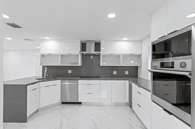 Building Photo - 5341 N Andrews Ave