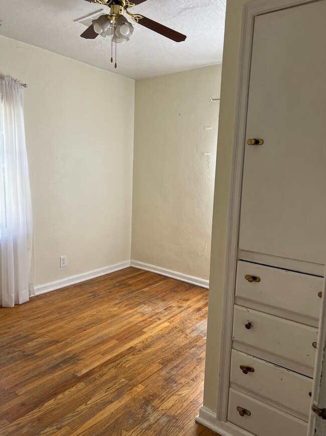 Building Photo - Charming 5 Bed, 2 bath home in the heart o...