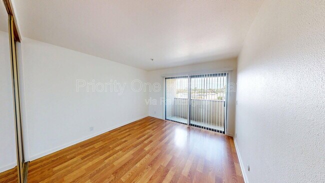 Building Photo - 4041 Oakcrest Dr