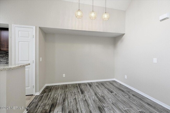 Building Photo - 13700 Richmond Park Dr N