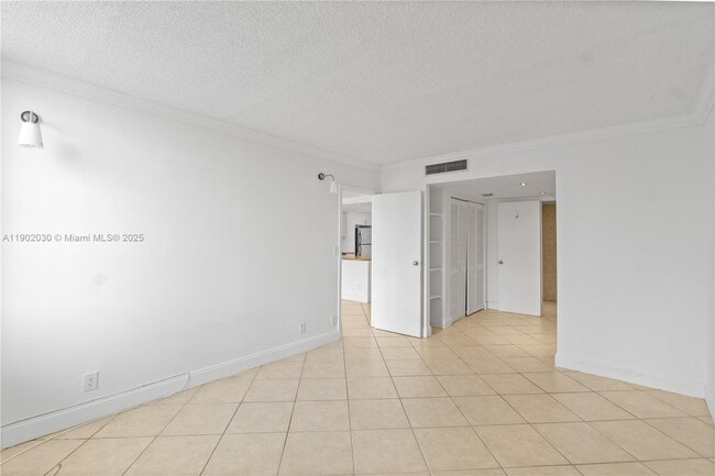Building Photo - 3475 N Country Club Dr