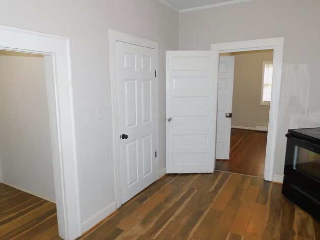 Building Photo - 1008 Cranbrook St