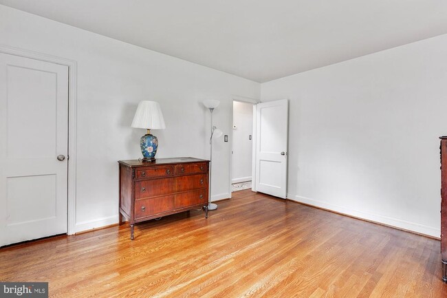 Building Photo - 6233 Woodcrest Ave