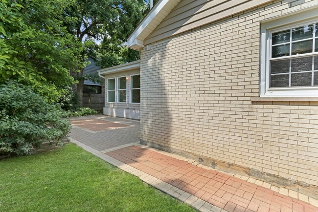 Building Photo - 1206 Lynn Terrace