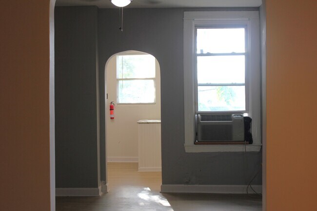 Building Photo - 1106 N Kenwood Ave