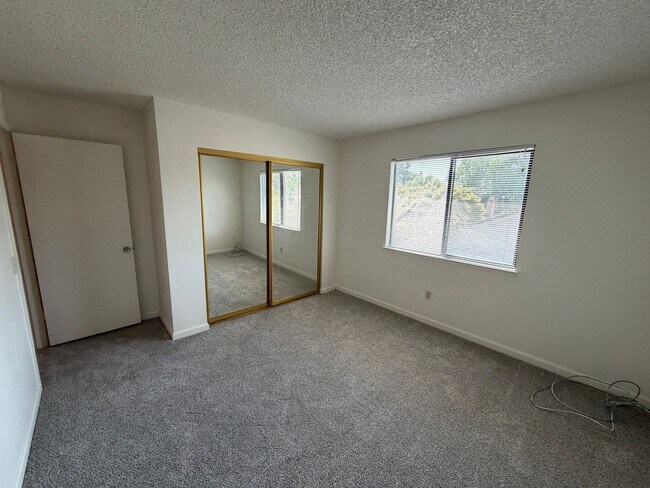 Building Photo - 872 Shellwood Way