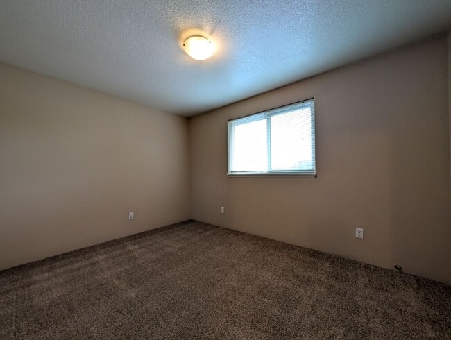 Building Photo - Nice 2bed/1.5 bath townhome- Great Springf...