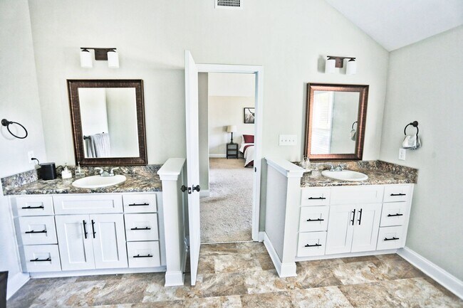 Building Photo - 1328 Black Oak Cir