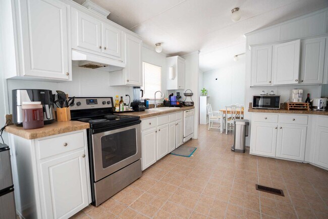 Building Photo - 20511 N Sabine Dr