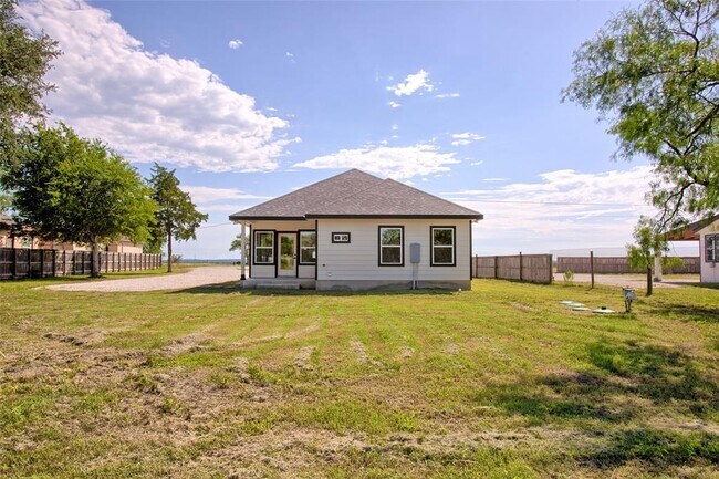 Building Photo - 956 TX-304