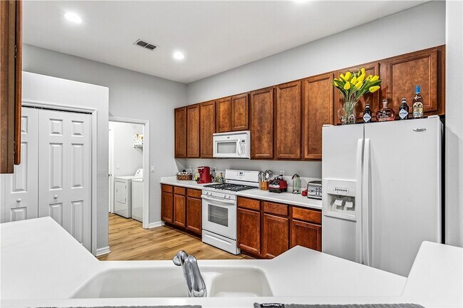 Building Photo - 520 N Valencia Cir SW