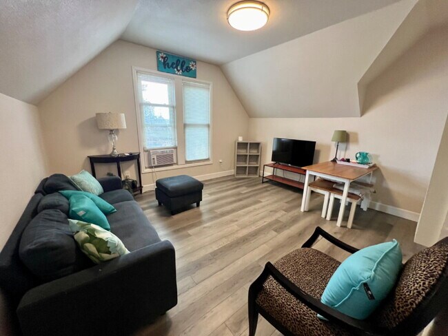 Building Photo - Short-term furnished apartment!