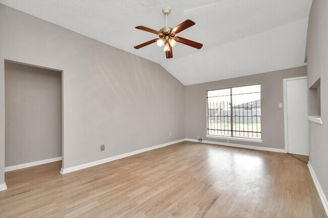 Building Photo - 12811 Glen Hollow Dr