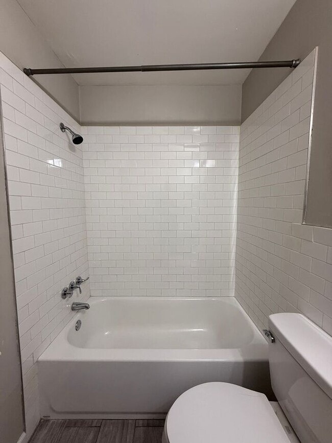 Building Photo - Remodeled 1 Bedroom Apartment!!!  Walk to the Square or Steps from Sumner Regional Hospital