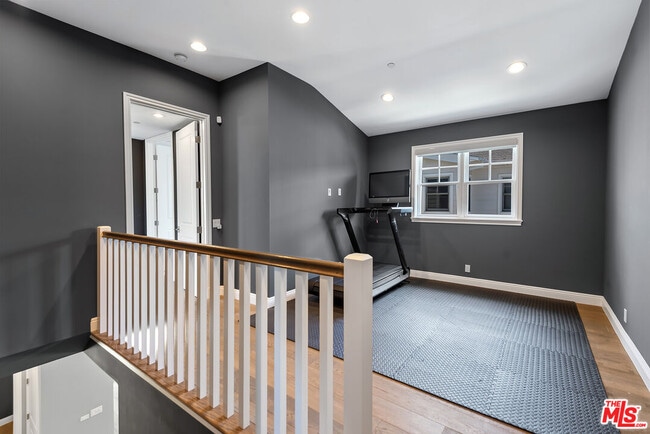 Building Photo - 1510 S Carmelina Ave