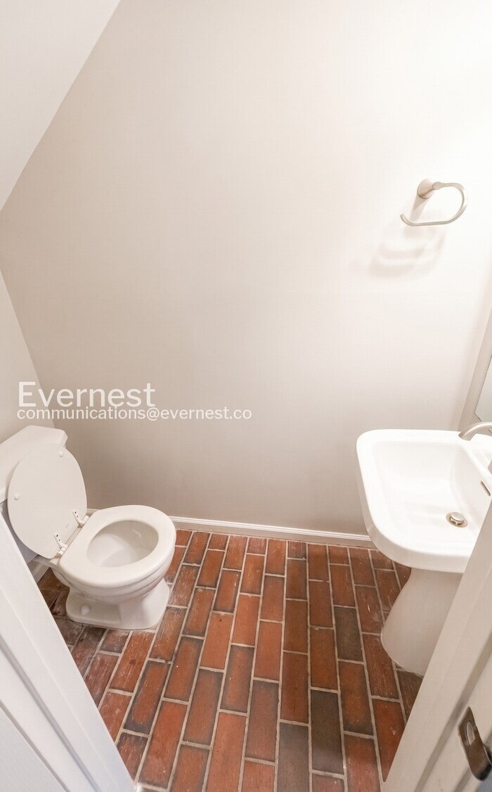 Building Photo - 128 Rocky Ridge Dr