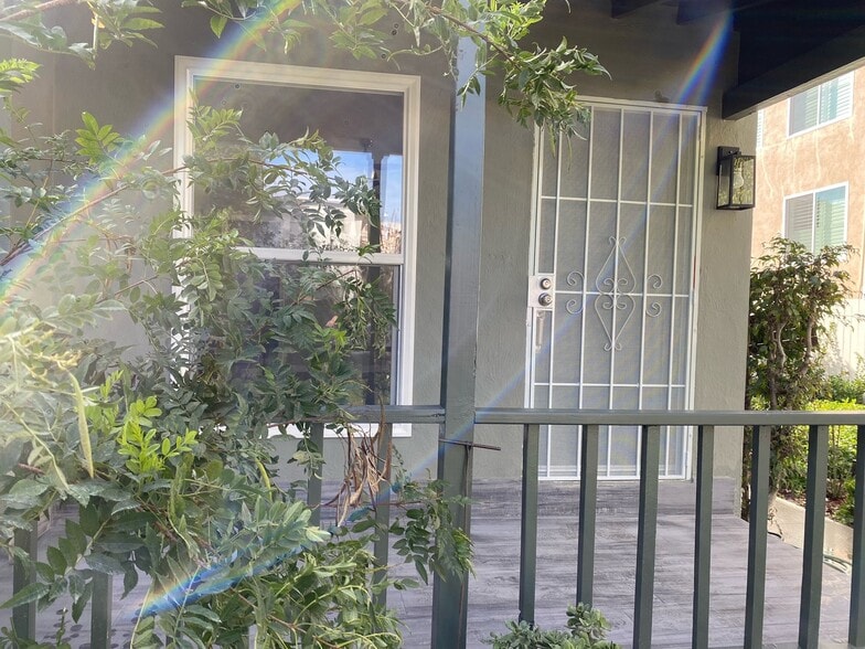 Barry - Front Door - 1709 Barry Ave