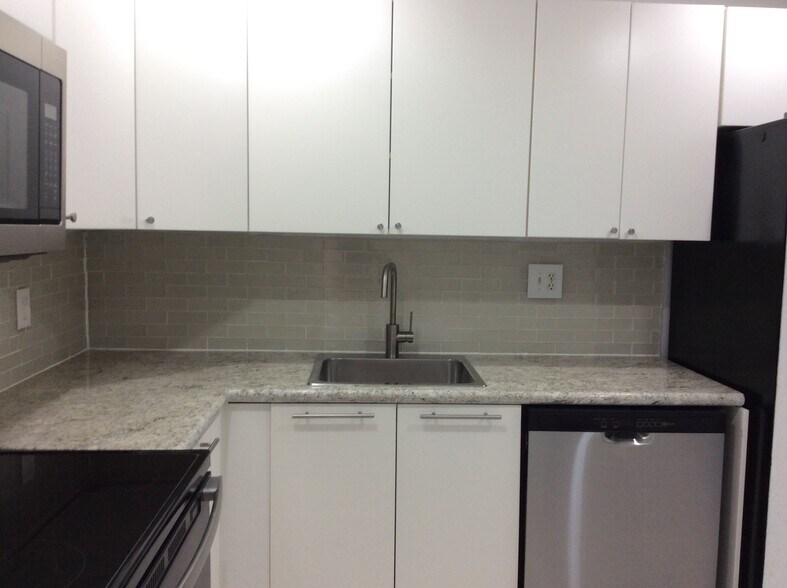 Building Photo - 1825 W 44th Pl