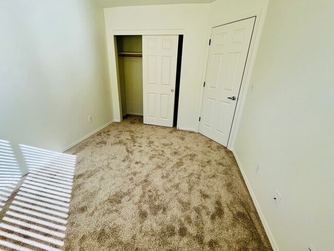 Building Photo - Amazing 3-Bedroom 2.5-Bathroom Townhouse i...