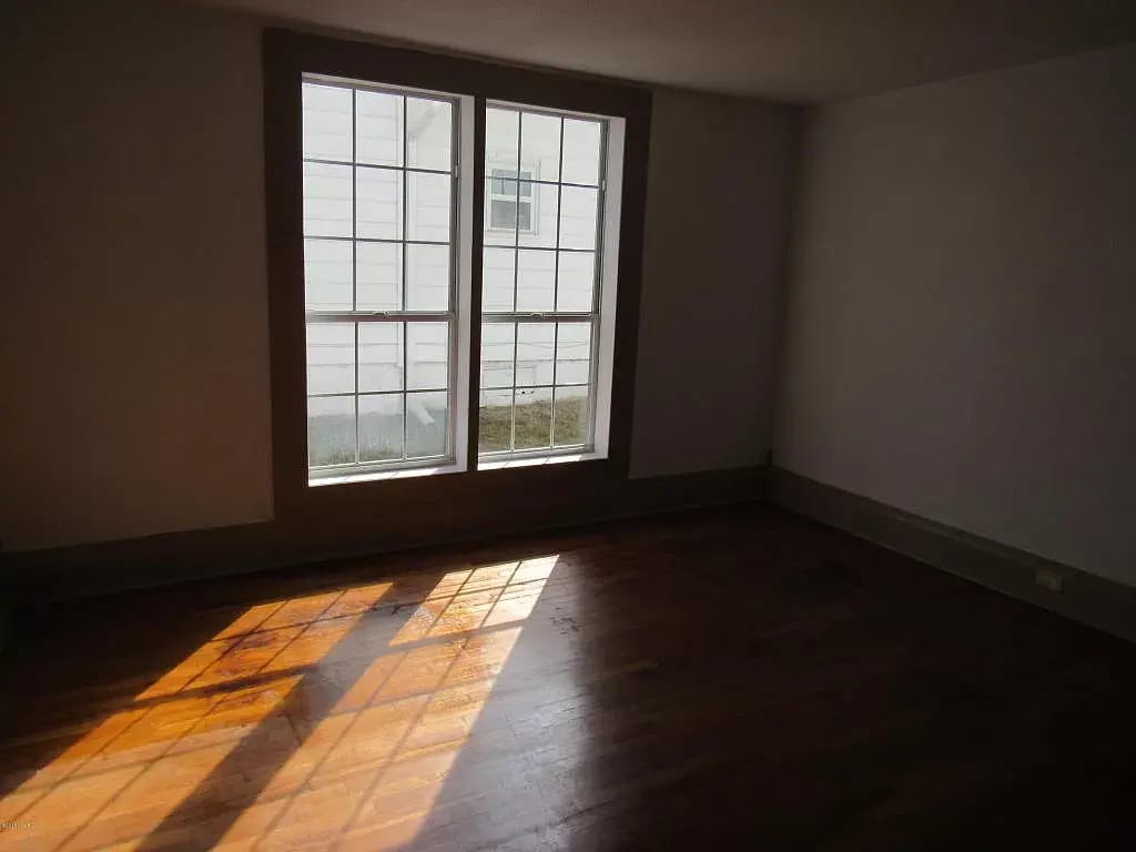 Dining area - 924 W 1st St