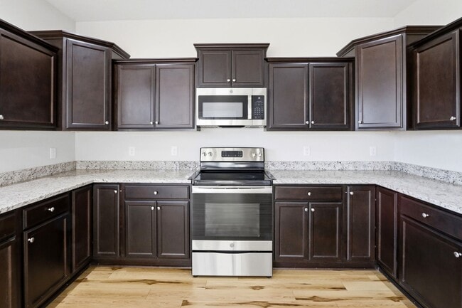 Building Photo - Spacious Living in Stateside – Comfort, Style & Convenience!