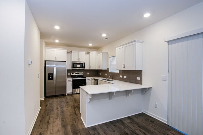 Building Photo - BEAUTIFUL 3BD/2.5BTH Townhome - Belmont - JULY MOVE IN
