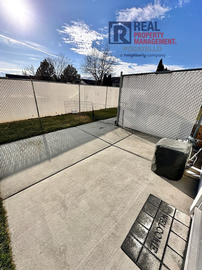 Building Photo - 1596 Dustin Cir