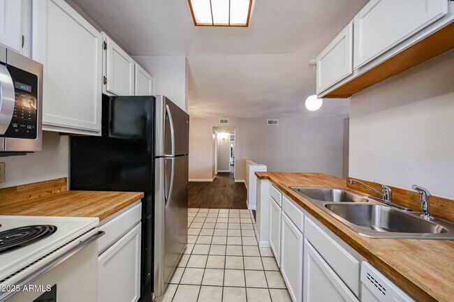 Building Photo - 747 S Ext Rd