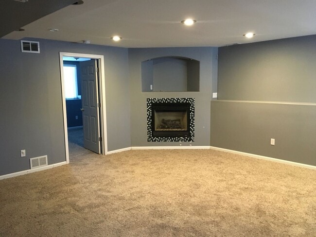 Building Photo - PET FRIENDLY 4 BEDROOM, 3 BATHROOM HOME WI...