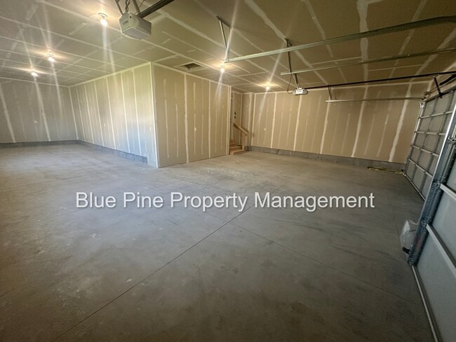 Building Photo - 176 Hideout Dr