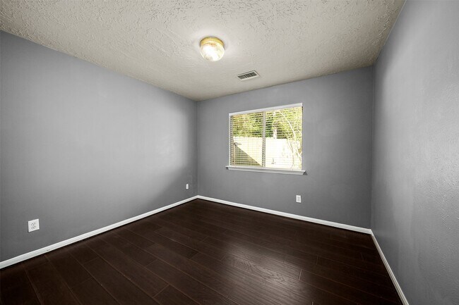 Building Photo - 10 S Willow Point Cir